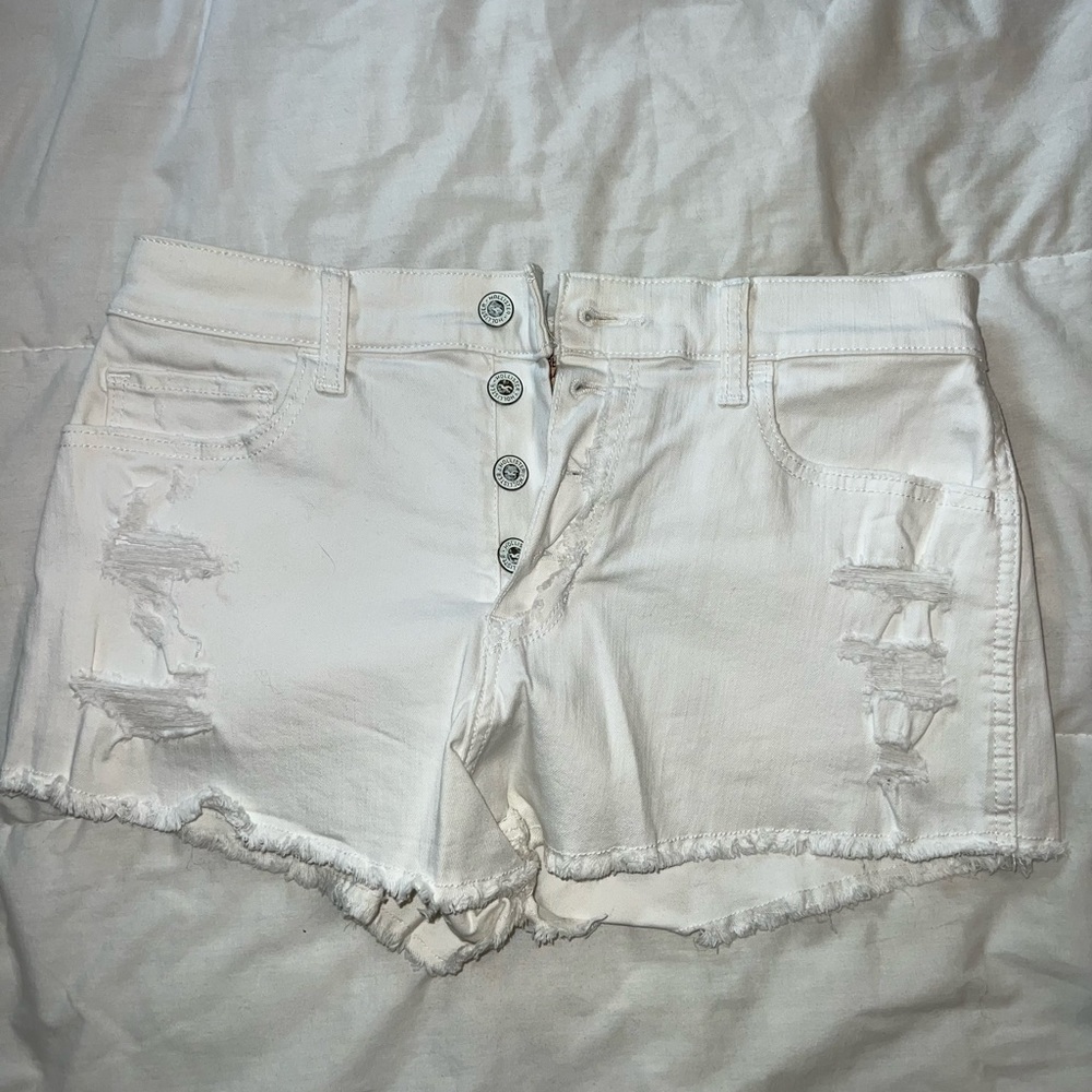 DISCOUNTED SHIPPING ON ALL ITEMS
Hollister High waisted white shorts
Size 8